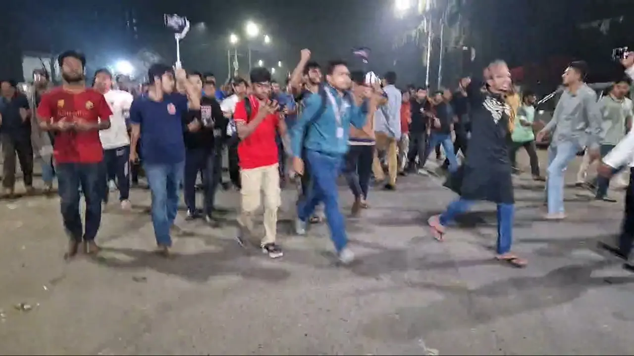 মধ্যরাতে উত্তাল ঢাবি, দাবি— স্বরাষ্ট্র উপদেষ্টার পদত্যাগ