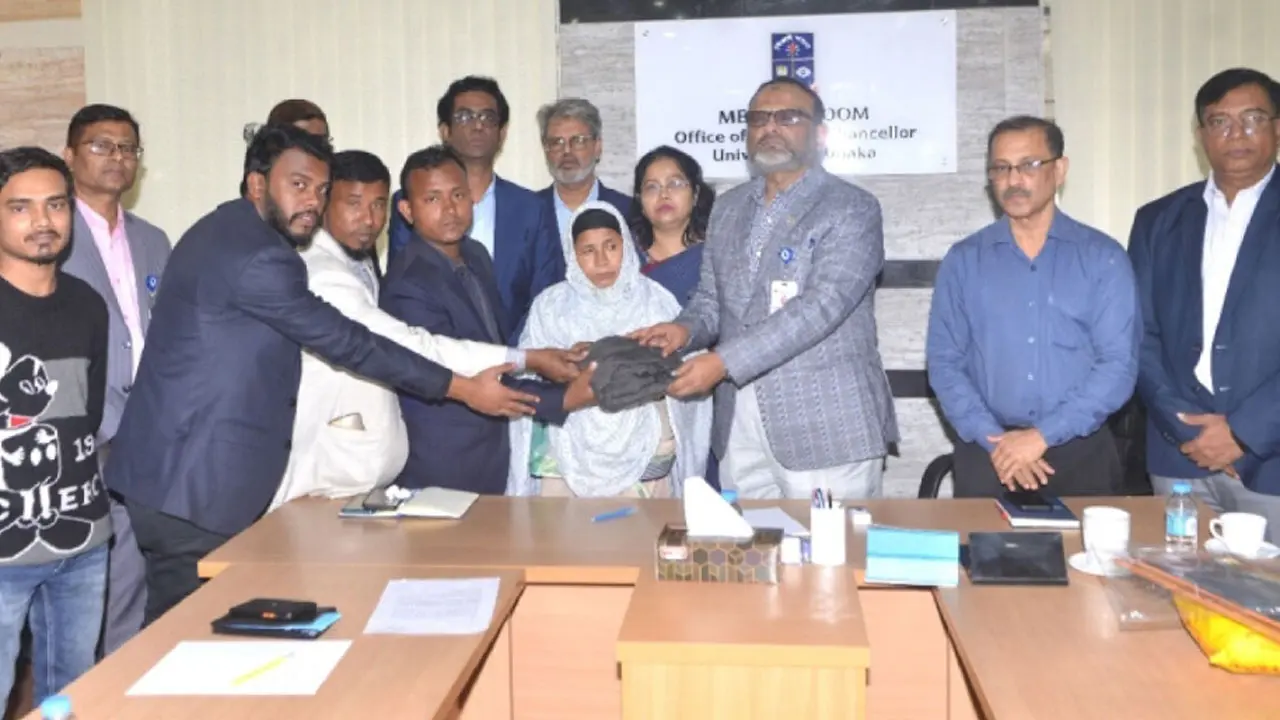 ঢাবি সংগ্রহশালায় আবু সাঈদ-ওয়াসিমের ছবি-জামাকাপড়-বই