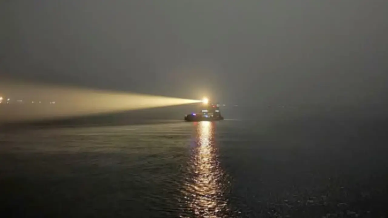 মাঝ পদ্মায় আটকা চার ফেরি, পাটুরিয়া-দৌলতদিয়া নৌপথে ফেরি চলাচল বন্ধ