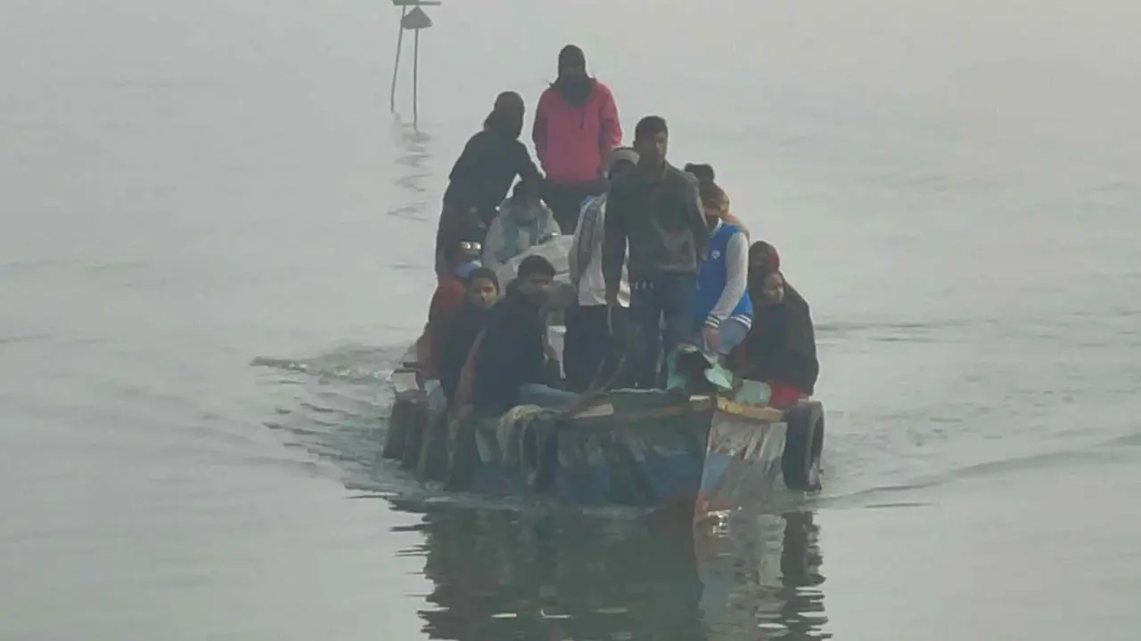 কুয়াশায় ফেরি বন্ধ, ট্রলারে ঝুঁকি নিয়ে যাত্রী-মোটরসাইকেল পারাপার