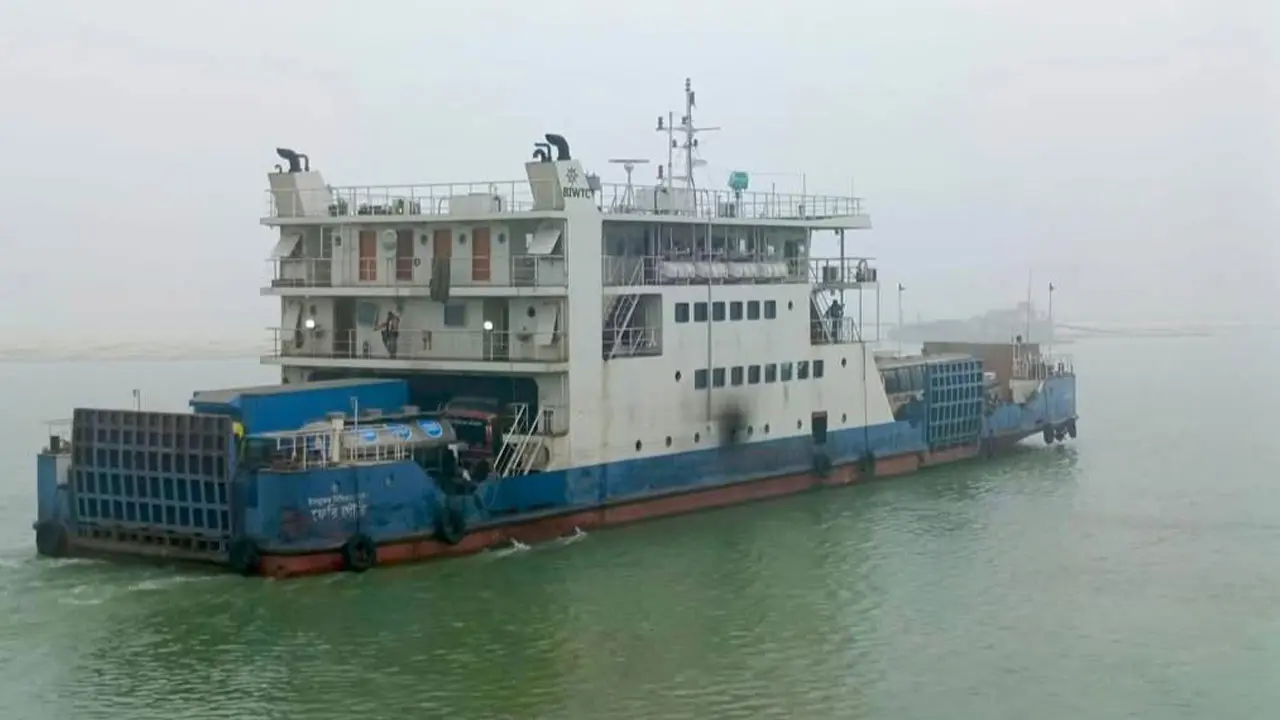ঘন কুয়াশায় সাড়ে ১০ ঘণ্টা পর ফেরি চলাচল স্বাভাবিক