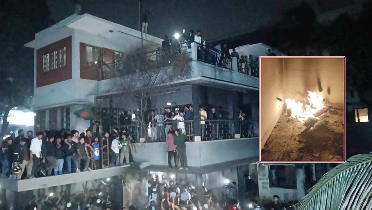 ব্যাপক ভাঙচুরের পর ধানমন্ডি ৩২ নম্বর বাড়িতে আগুন