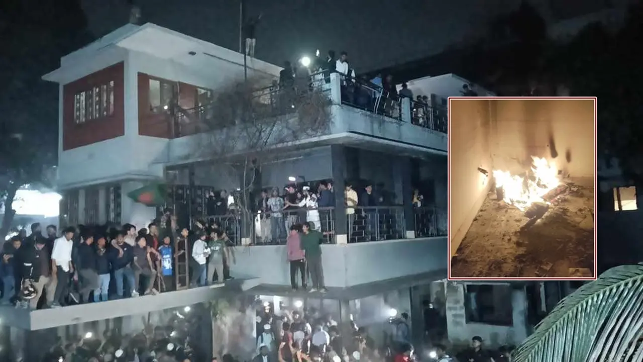 ব্যাপক ভাঙচুরের পর ধানমন্ডি ৩২ নম্বর বাড়িতে আগুন