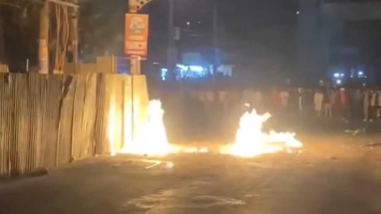 চট্টগ্রামে ব্যস্ত সড়কে জ্বলছে আগুন, যানচলাচল বন্ধ