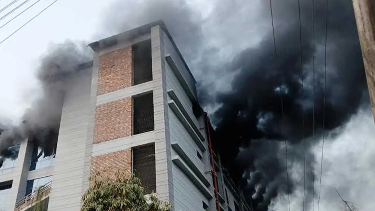 চট্টগ্রামে পোশাক কারখানার আগুনে ক্ষতি ৫০ লাখ টাকা
