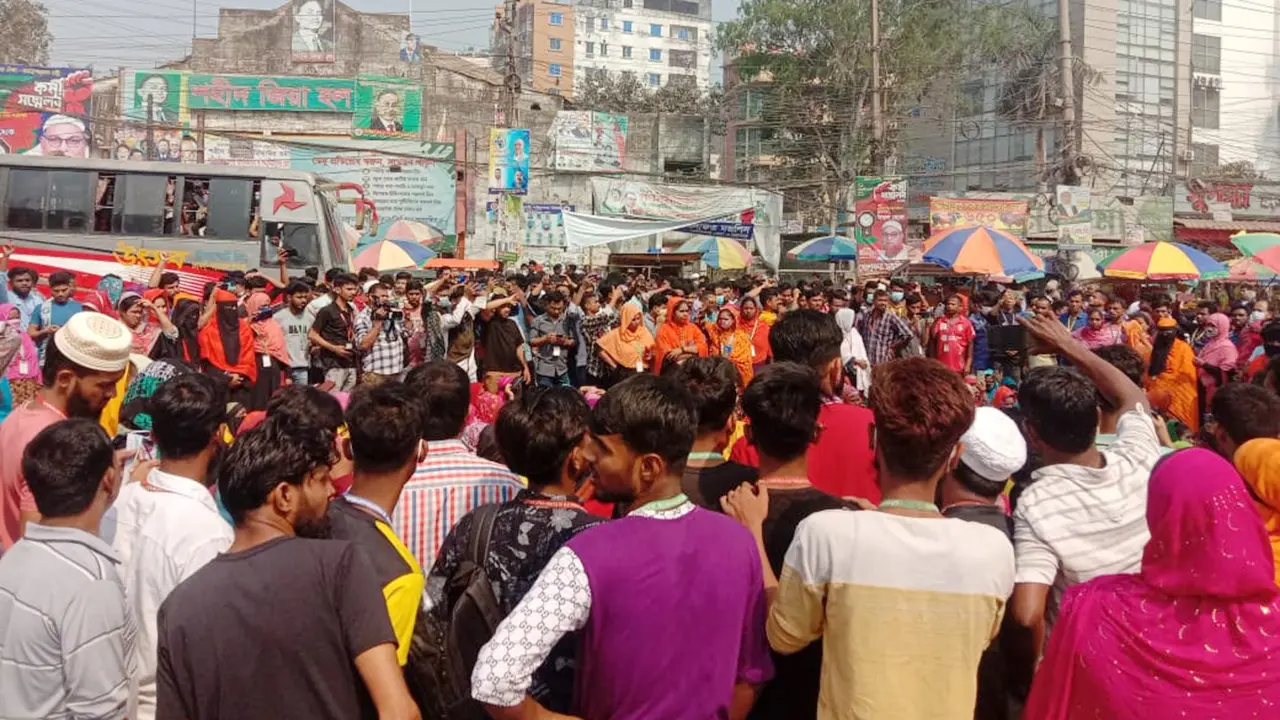 নারায়ণগঞ্জে শ্রমিকদের নামে মামলার প্রতিবাদে সড়ক অবরোধ