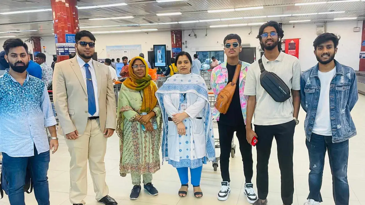 সিঙ্গাপুরে চিকিৎসা শেষে ফিরলেন জুলাই অভ্যুত্থানে আহত ৪ জন