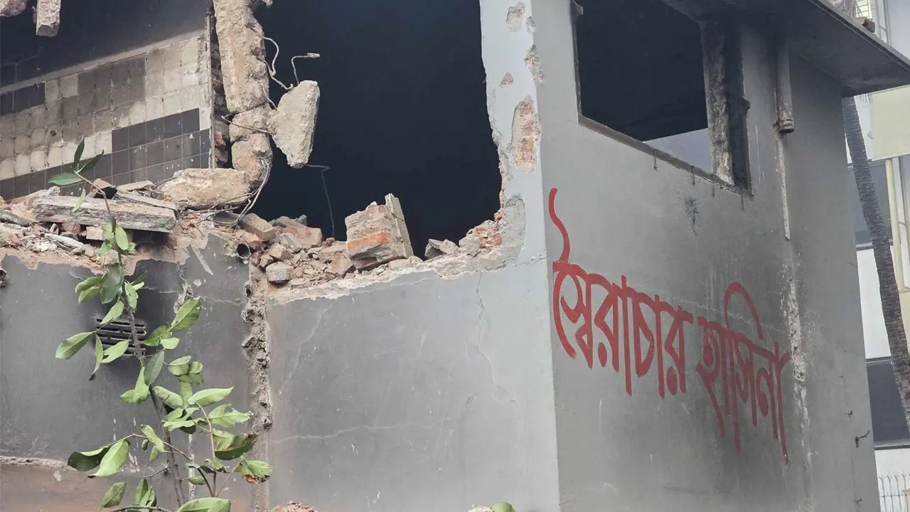 ধানমন্ডি ৩২ নম্বর বাড়ি : দেখুন ছবিতে