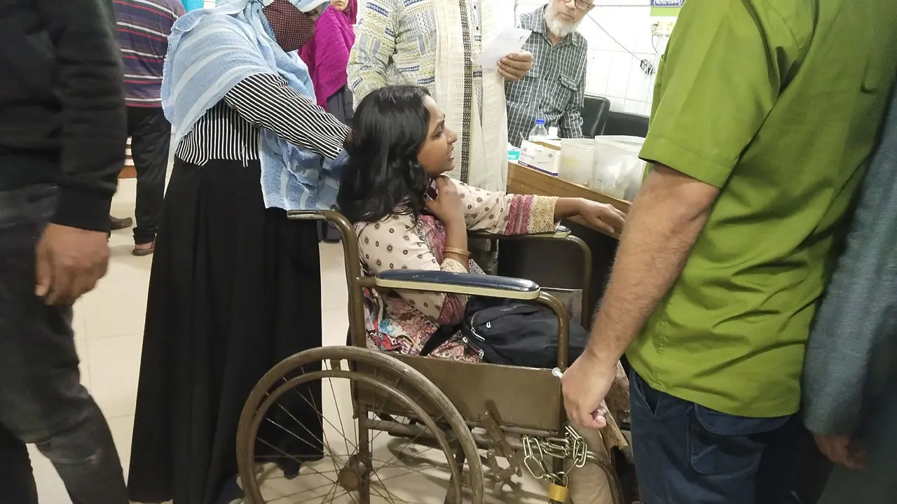 শাহবাগে পুলিশের লাঠিচার্জে শিক্ষকসহ আহত ৪