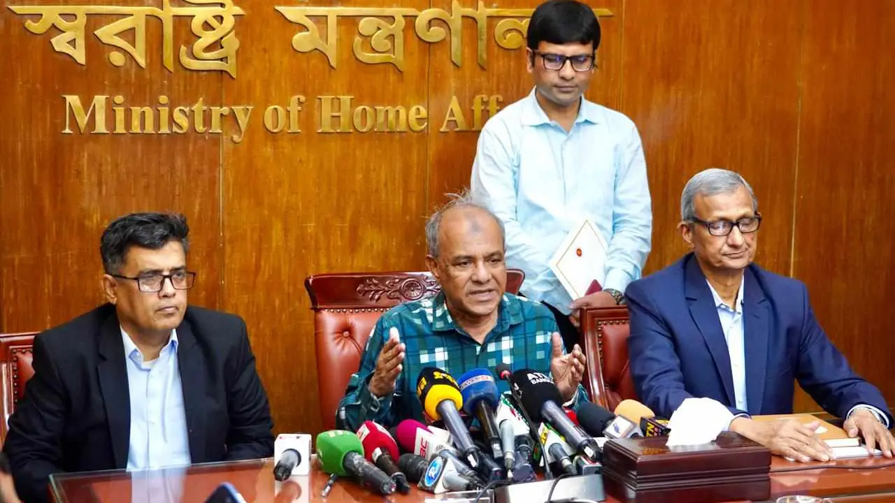 স্বরাষ্ট্র উপদেষ্টা বললেন আইনশৃঙ্খলা পরিস্থিতি ‘সন্তোষজনক’