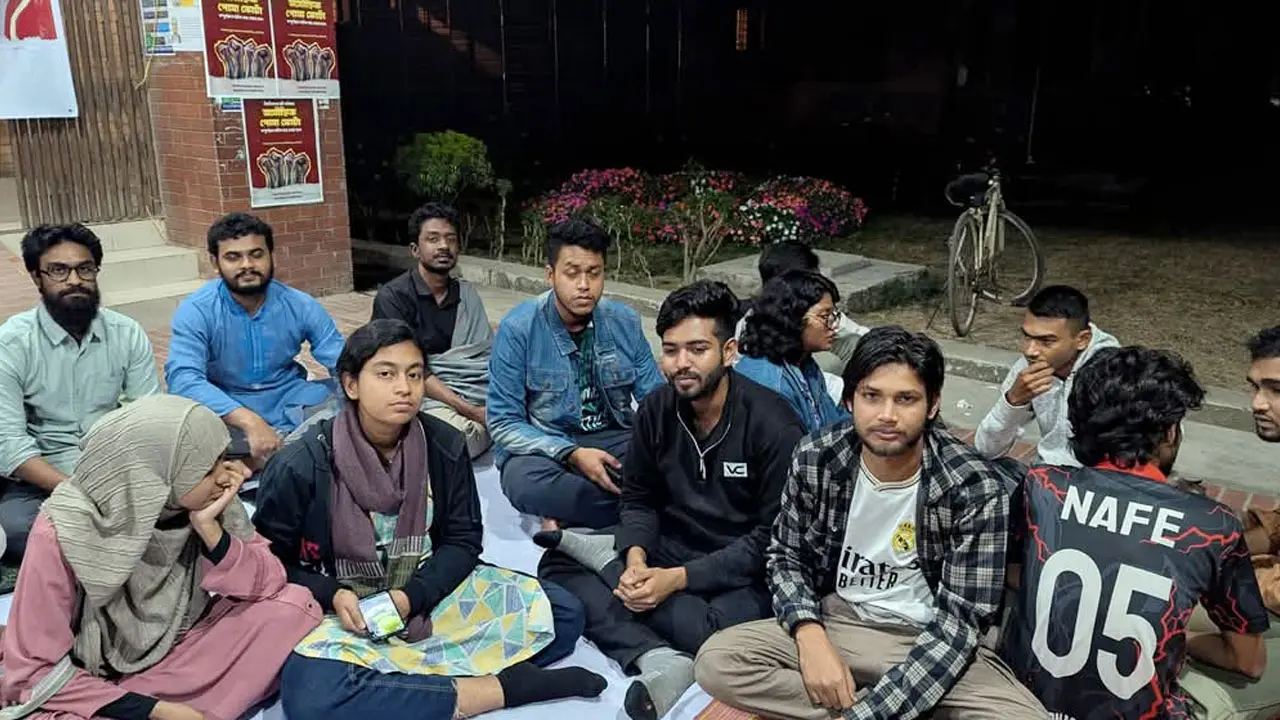 জাবিতে পোষ্য কোটা বাতিলের দাবিতে শিক্ষার্থীদের আমরণ অনশন