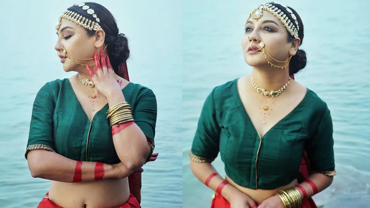 নদীর পাড়ে বেনারসি-আলতায় নজর কাড়লেন জয়া