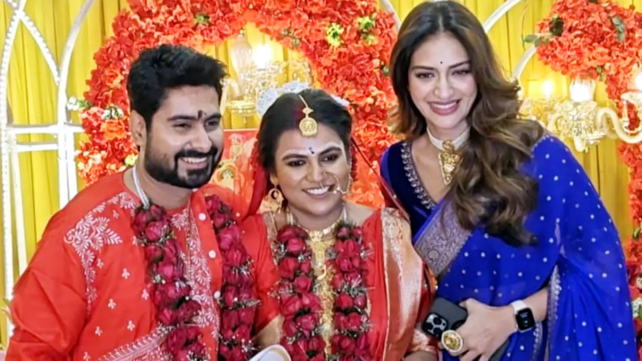 দীর্ঘদিনের প্রেমিকার গলায় মালা দিলেন জিৎ, বিয়েতে নুসরাতের ধমক!