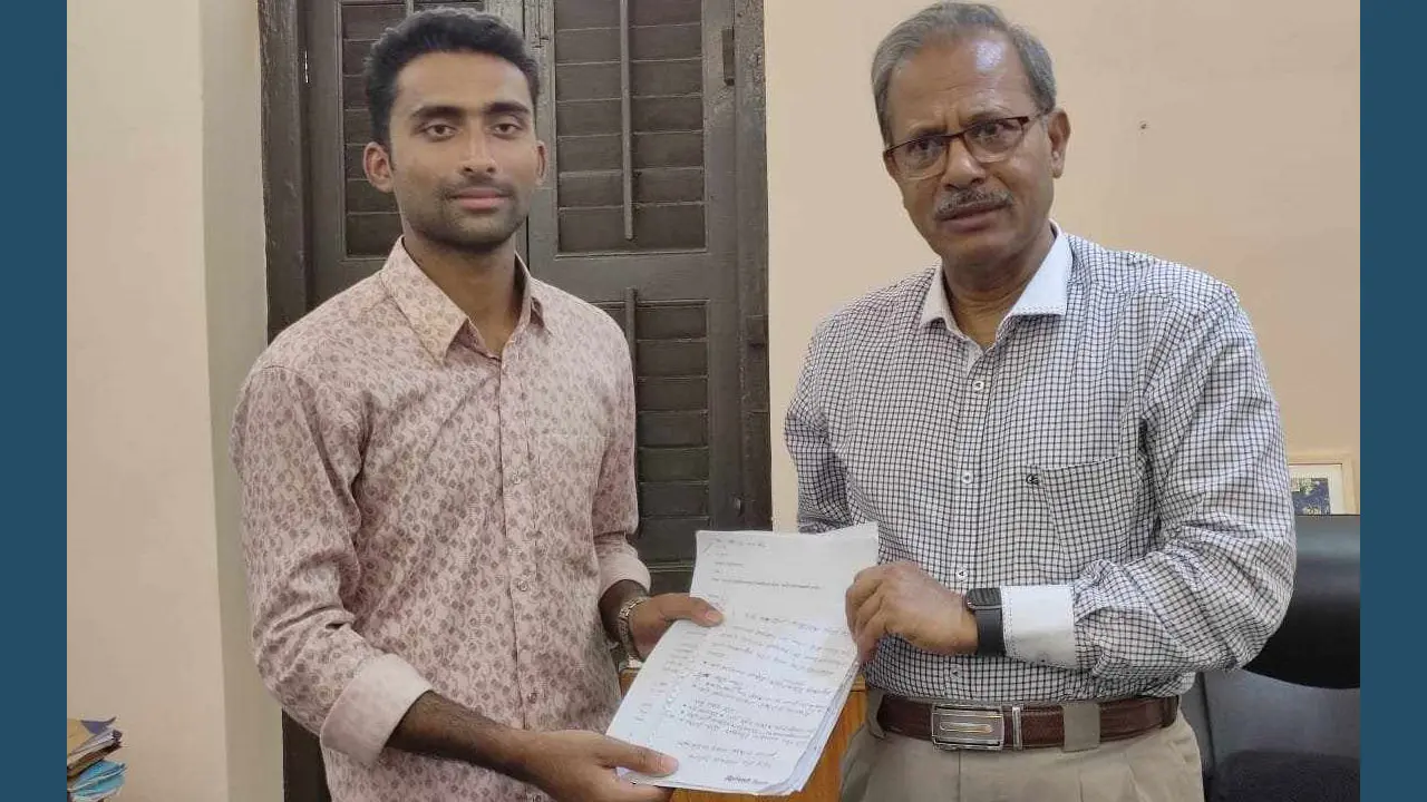 দাবি পূরণের আশ্বাসে জবি শিক্ষার্থীর অবস্থান কর্মসূচি প্রত্যাহার