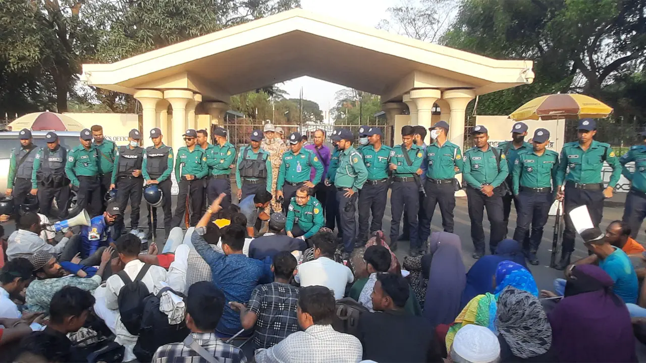 দাবি আদায়ে অনড় আহতরা, ঘোষণা না এলে অবস্থান চলবে