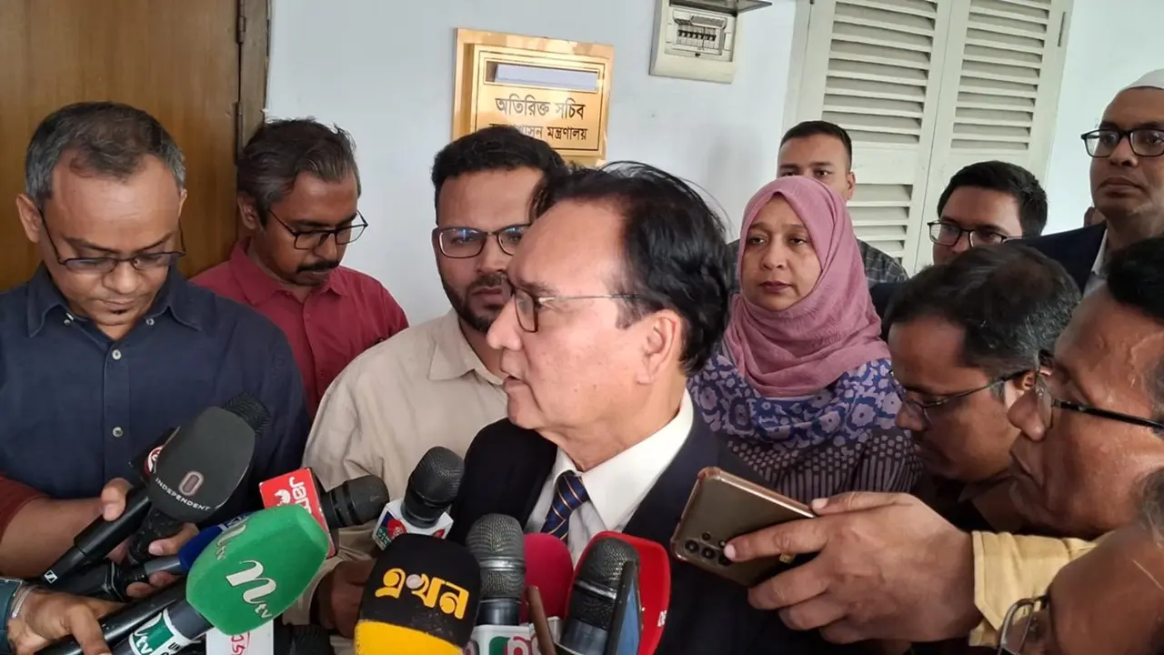 সাহসের সঙ্গে দায়িত্ব না সামলালে মেসেজ পাবেন, ডিসিদের সিনিয়র সচিব