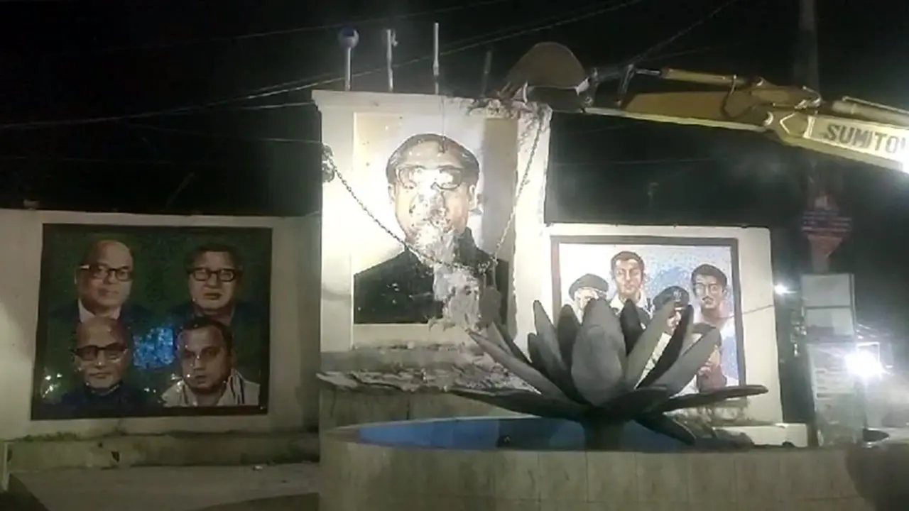 পাঁচবিবিতে ভাঙা হলো শেখ মুজিবের দুটি ম্যুরাল