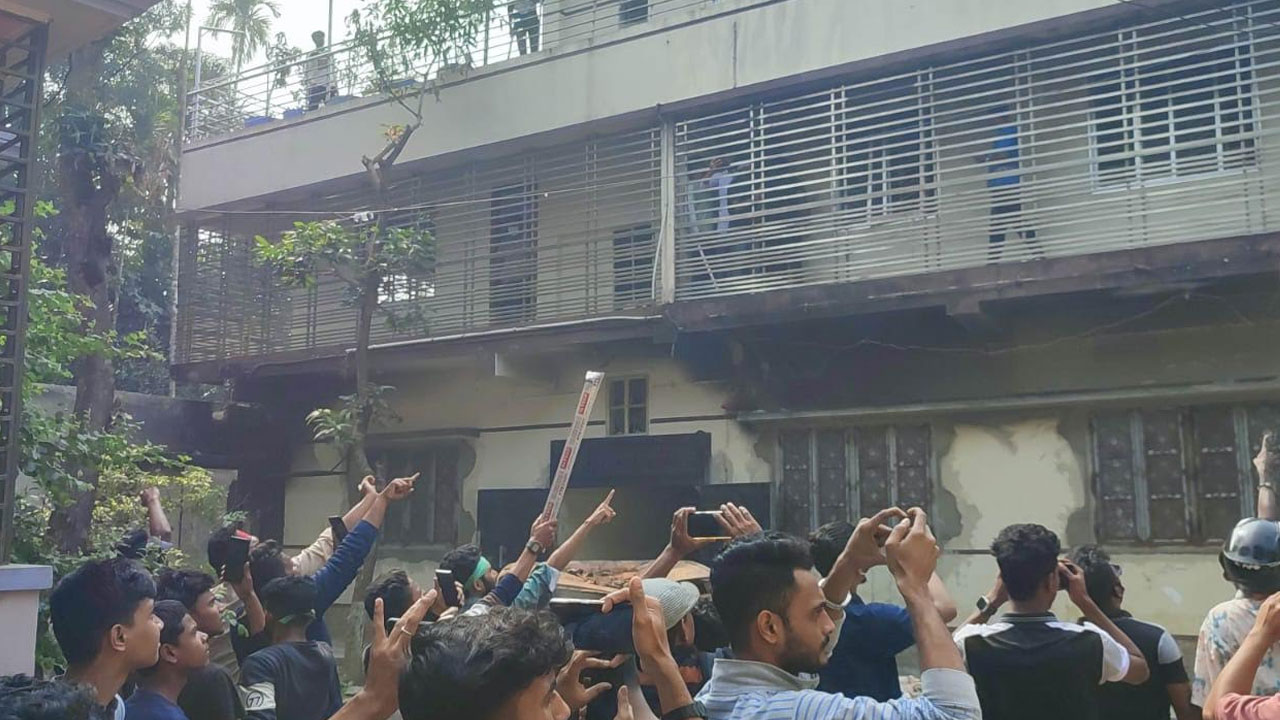 ‘কাউয়া কাউয়া’ স্লোগানে ওবায়দুল কাদেরের বাড়িতে হামলা-ভাঙচুর
