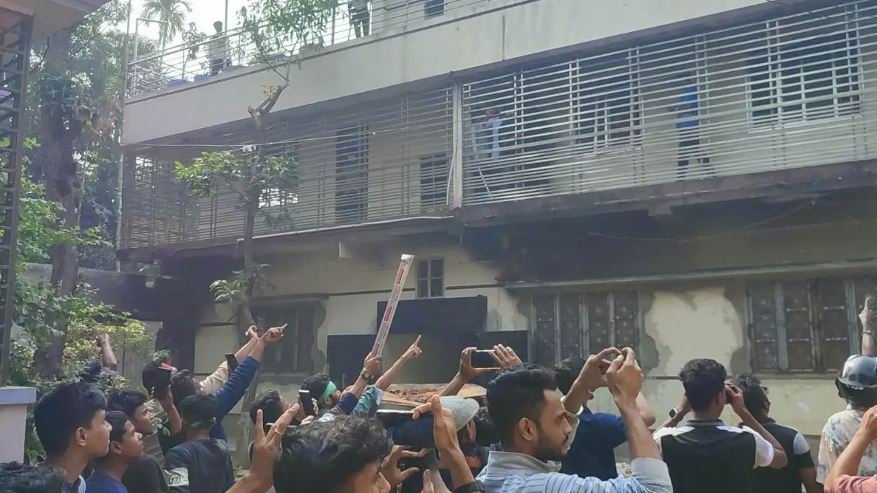 ওবায়দুল কাদেরের বাড়িতে হামলা-ভাঙচুর