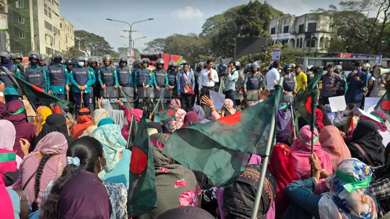 আবারও শাহবাগ অবরোধ সুপারিশপ্রাপ্ত শিক্ষকদের, পুলিশের জলকামান