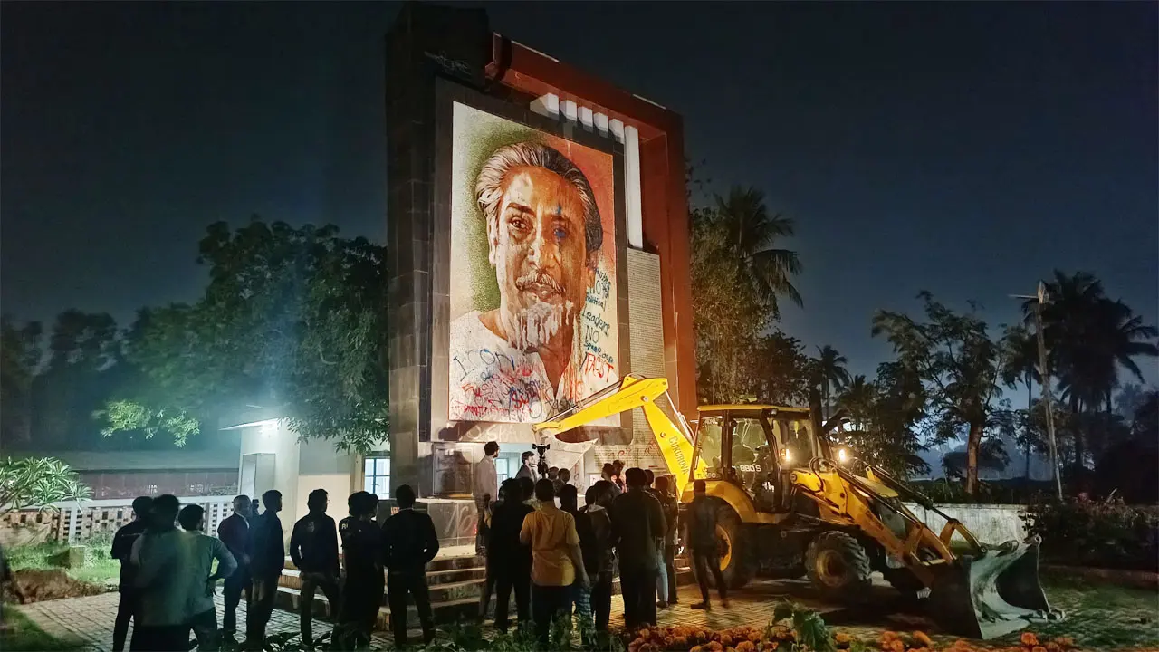 ‘শেখ বাড়ি’ ভাঙার পর আগুন, খুবিতে শেখ মুজিবের ম্যুরাল ভাঙচুর