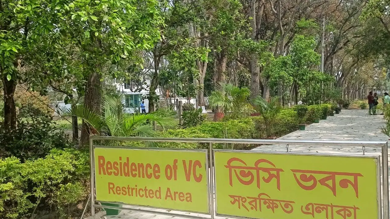 বাসভবনে কুয়েট ভিসি, বেরিয়ে যেতে আল্টিমেটাম শিক্ষার্থীদের