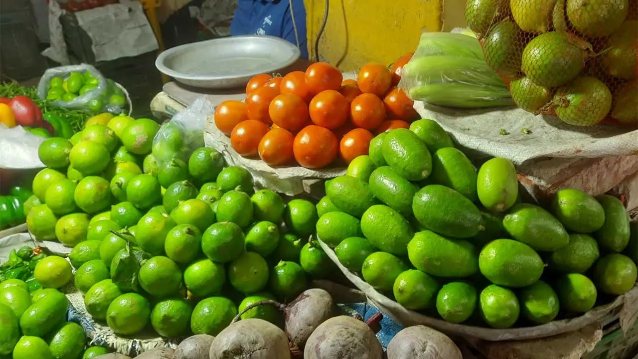 রোজা শুরুর আগেই আগুন লেবুর বাজারে, হালি ১২০!