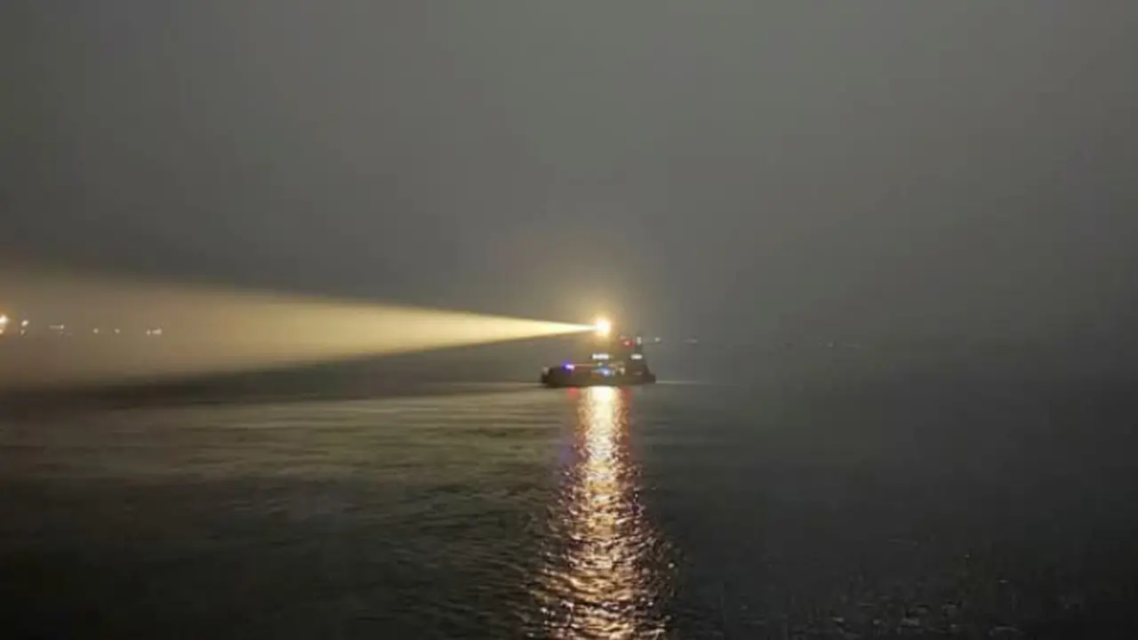 পাটুরিয়া-দৌলতদিয়া নৌপথে ফেরি চলাচল বন্ধ