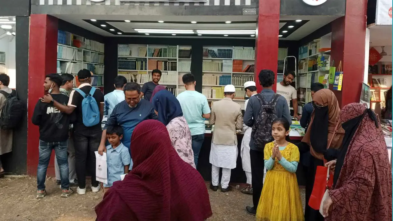 ইসলামি বইয়ের স্টলে পাঠকের ঢল, বিক্রিও বেশি