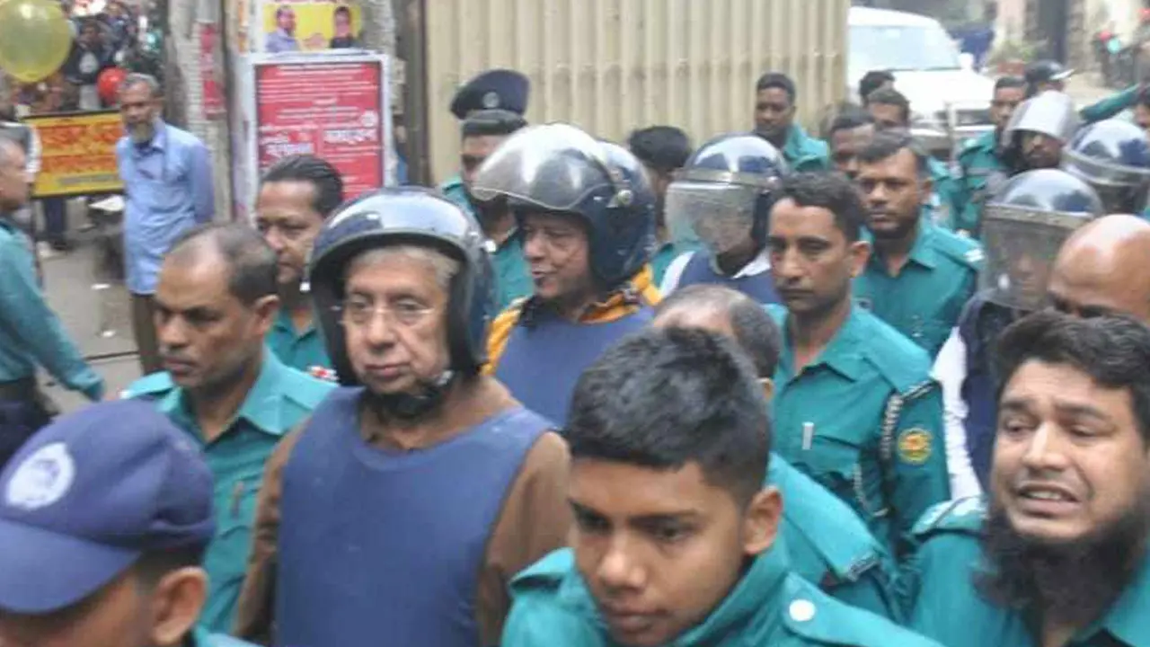 খেতাবপ্রাপ্ত আহত মুক্তিযোদ্ধার হাতে হাতকড়া কেন? আদালতে শমসের মবিন