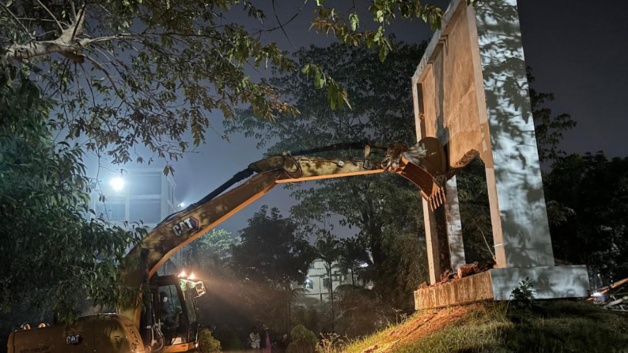 সিলেটে বুলডোজার দিয়ে গুঁড়িয়ে দেওয়া হয়েছে শেখ মুজিবের ২ ম্যুরাল