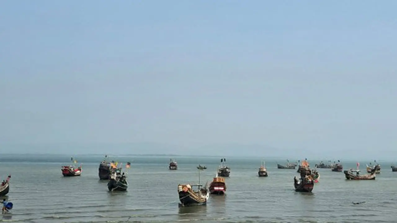 ৮ বছর পর নাফ নদীতে মাছ ধরার অনুমতি পেলেন জেলেরা