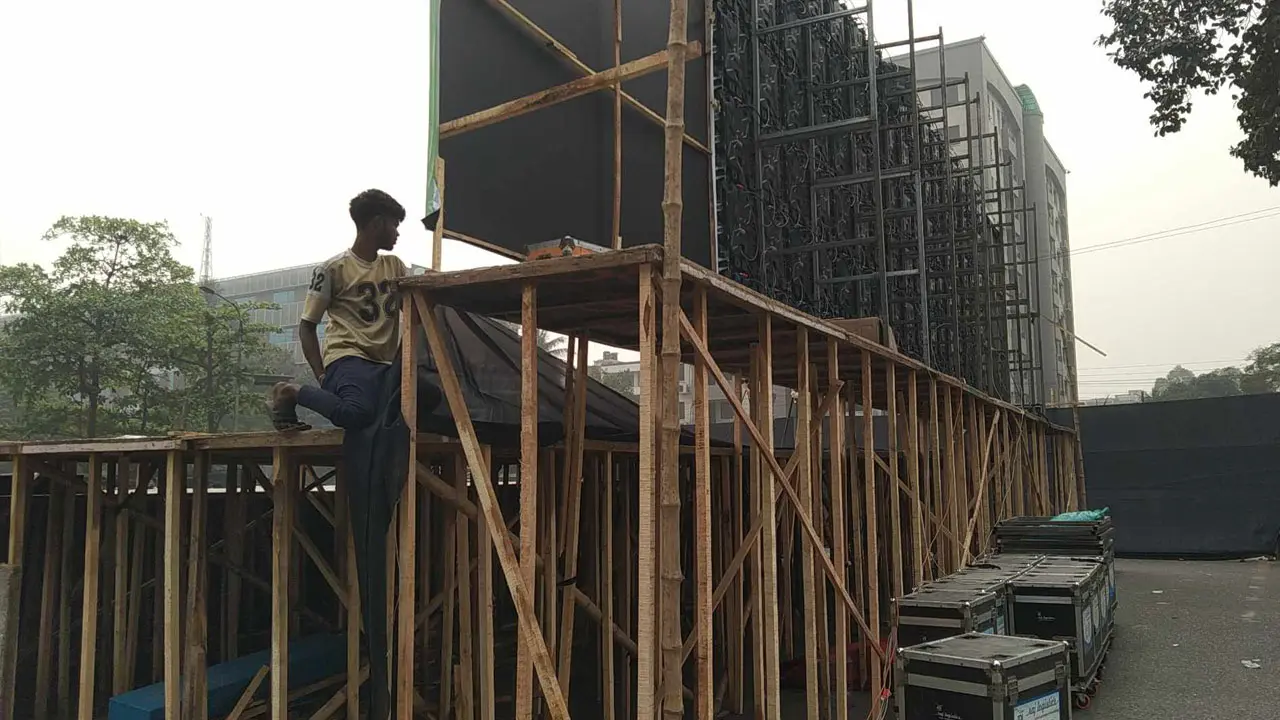 নাগরিক পার্টির আত্মপ্রকাশ অনুষ্ঠানের মঞ্চ তৈরির কাজ চলছে