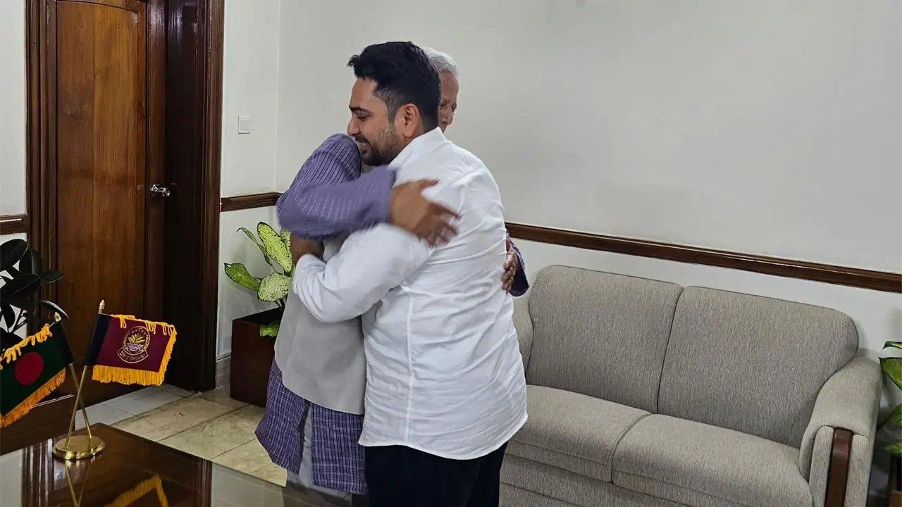 ক্ষমতা ছেড়ে জনতার কাতারে এসে অনন্য নজির তৈরি করলেন