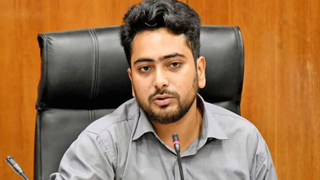 মেধাভিত্তিক ও পেশাদার আমলাতন্ত্র চায় তরুণ প্রজন্ম : নাহিদ