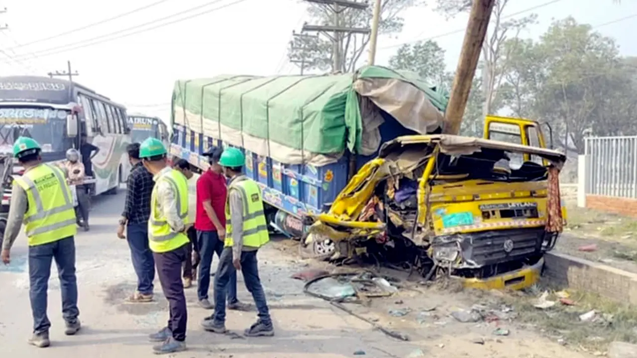 বাস-ট্রাক-প্রাইভেটকারের ত্রিমুখী সংঘর্ষ, আহত ৬৩