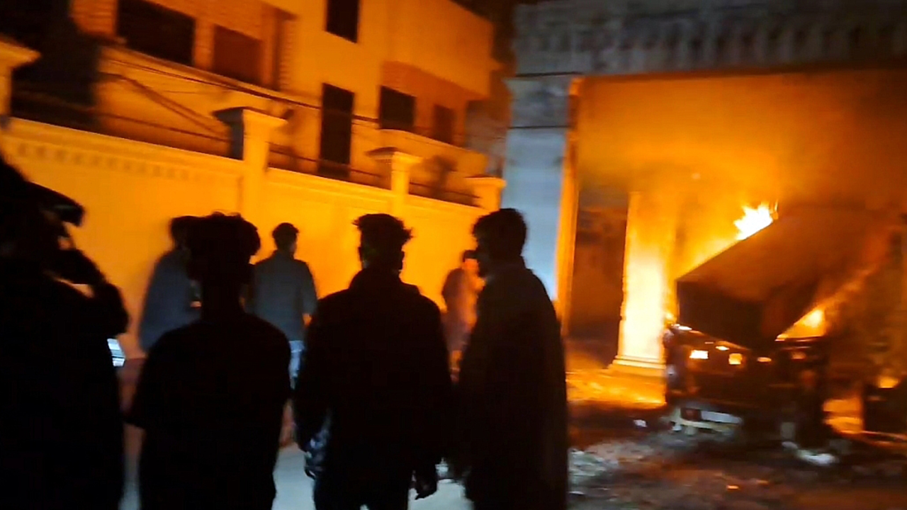 সাবেক এমপি শিমুলের বাড়িতে আগুন দিলো ছাত্র-জনতা