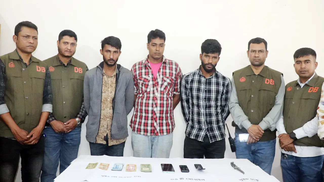 বাসে ডাকাতি ও শ্লীলতাহানির ঘটনায় ৩ জন গ্রেপ্তার