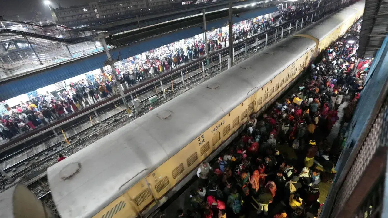 দিল্লি রেলস্টেশনে ব্যাপক ভিড়-ধাক্কাধাক্কি, ১৫ নারী-শিশুসহ নিহত ১৮