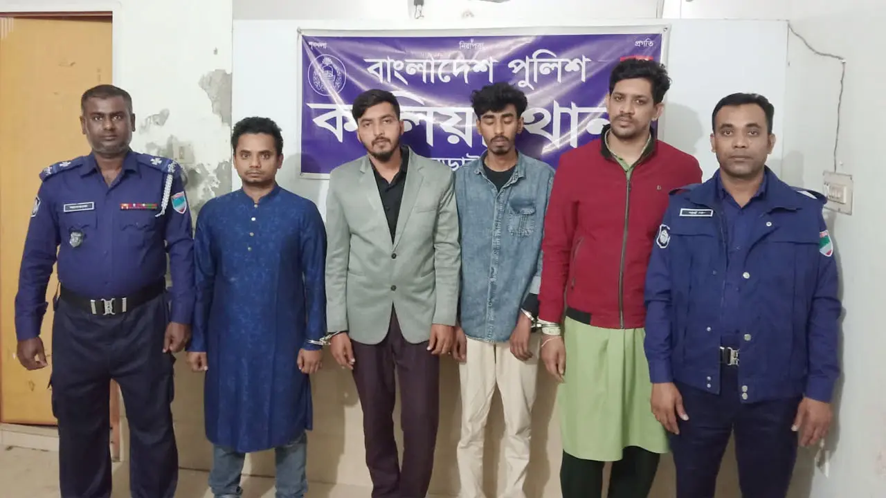 স্বর্ণালঙ্কার-অর্থ লুট করতে গিয়ে গ্রেপ্তার ৪