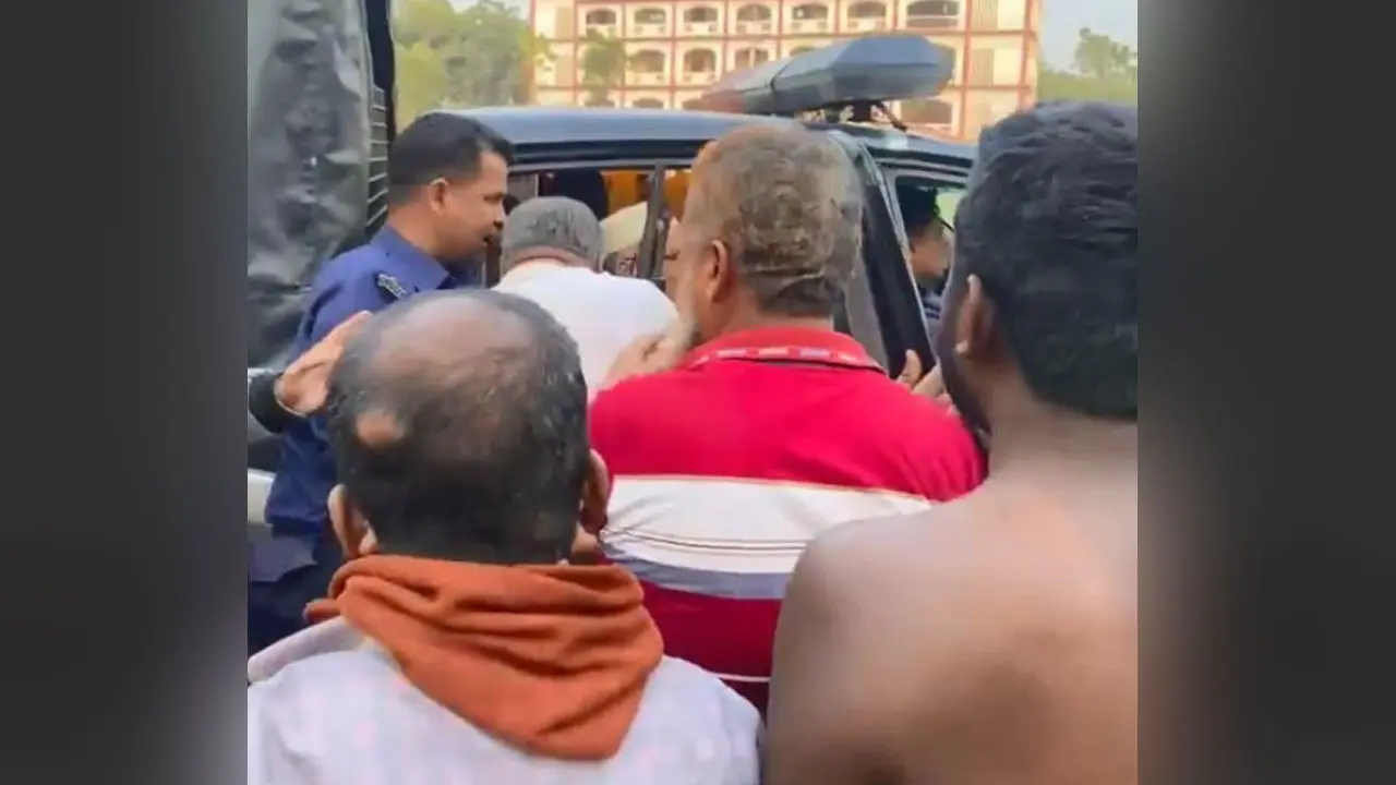 পুলিশের কাছ থেকে আ.লীগ নেতাকে ছিনতাইয়ের ঘটনায় মামলা, আটক ১৬