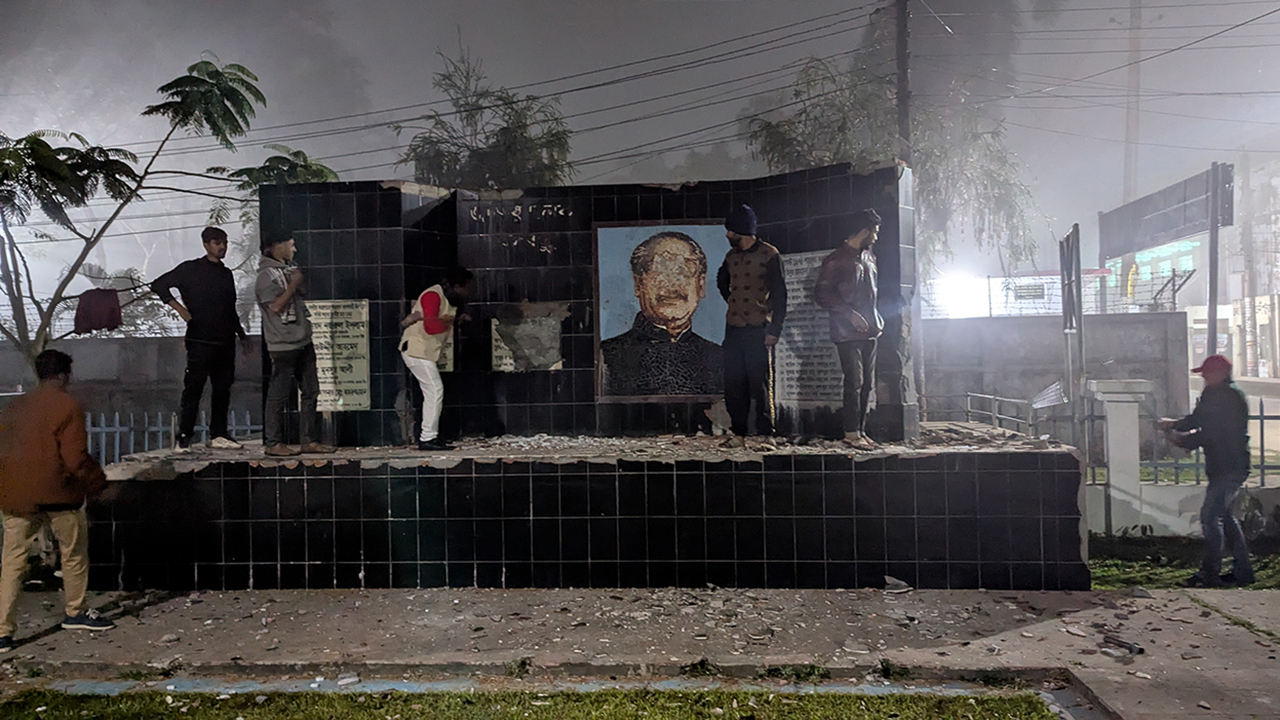 মিছিল নিয়ে এক ম্যুরাল থেকে আরেক ম্যুরাল, ভেঙে চুরমার