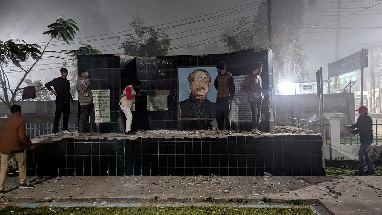 মিছিল নিয়ে এক ম্যুরাল থেকে আরেক ম্যুরাল, ভেঙে চুরমার