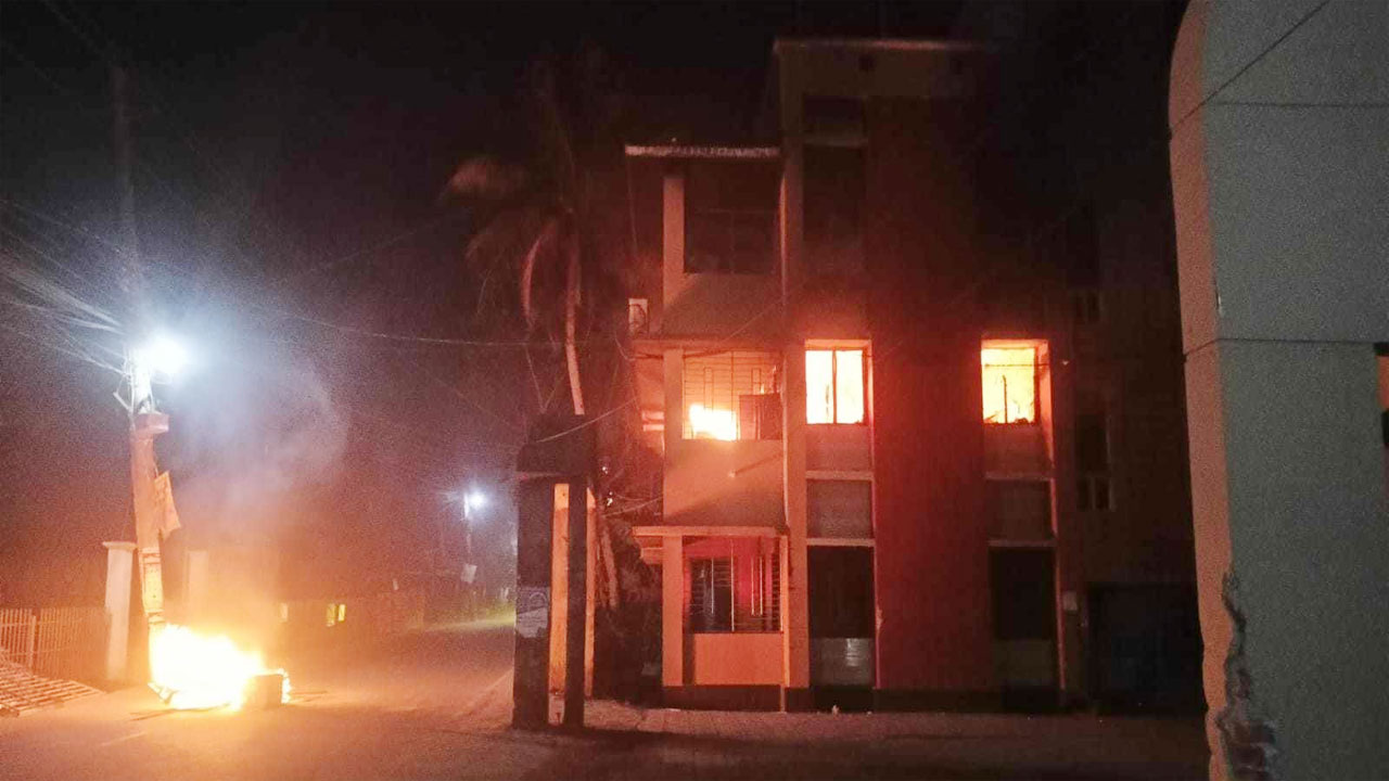 পিরোজপুরে আ. লীগ সভাপতি আউয়ালের বাড়িতে আগুন