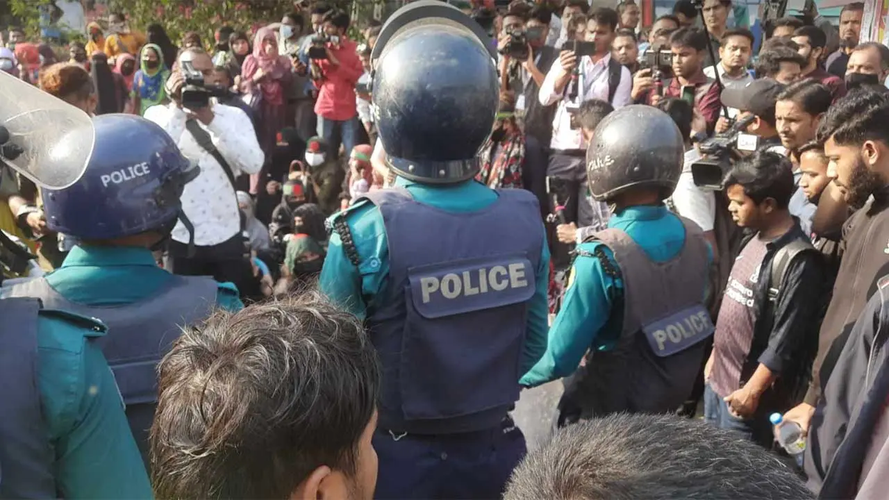 সরেননি আন্দোলনকারীরা, বন্ধ এলিফ্যান্ট রোডের যান চলাচল