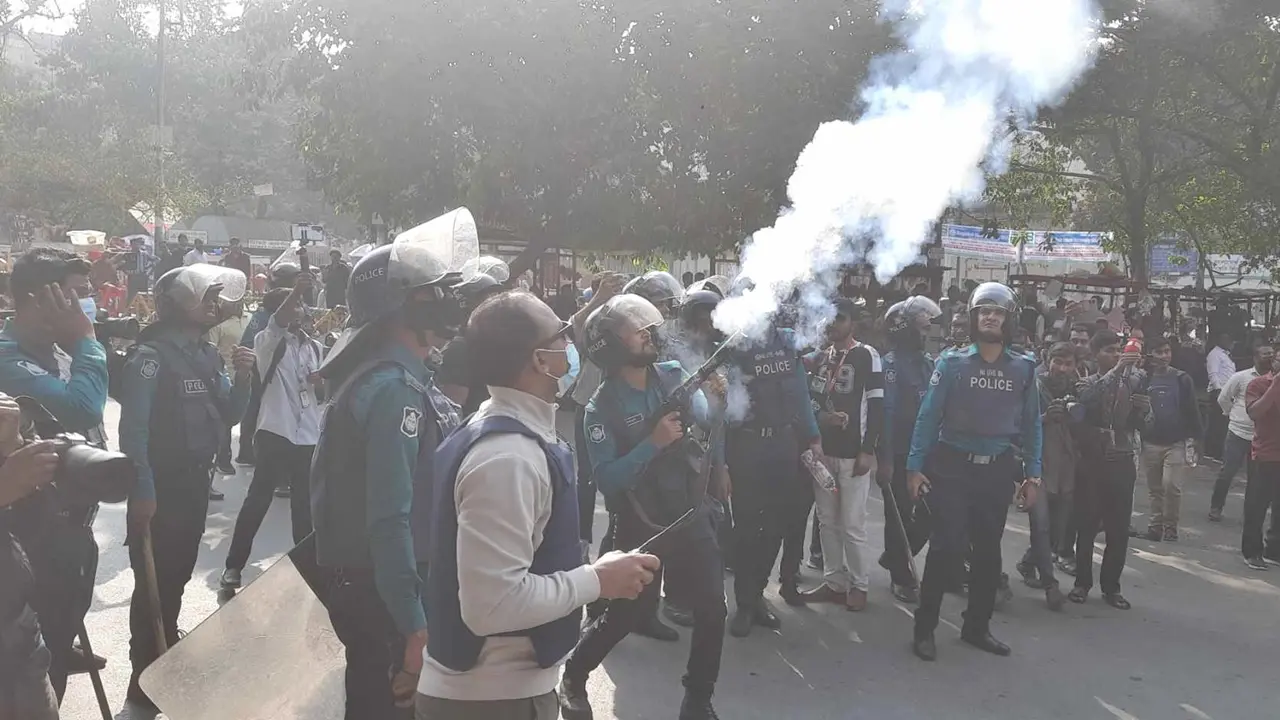 এক ঘণ্টা লাঠিচার্জেও দমানো যায়নি, এবার কাঁদানে গ্যাস