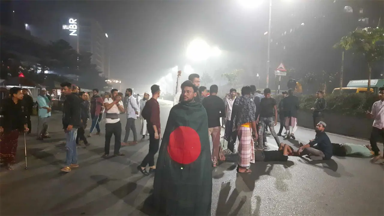 হাসিনা পালালেও দালালি যায়নি, সুচিকিৎসার দাবিতে আবারো রাজপথে নামব