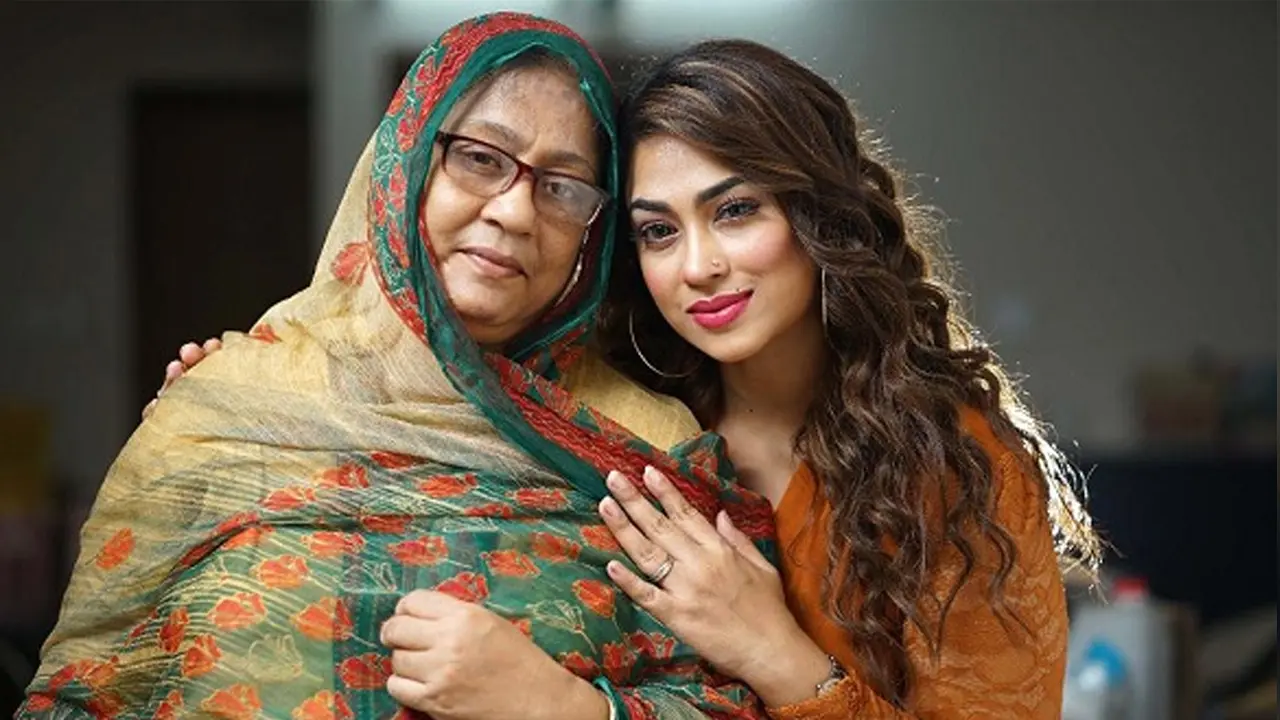 পপিই আমাকে জমি নিয়ে জ্বালাচ্ছে- বললেন নায়িকার মা