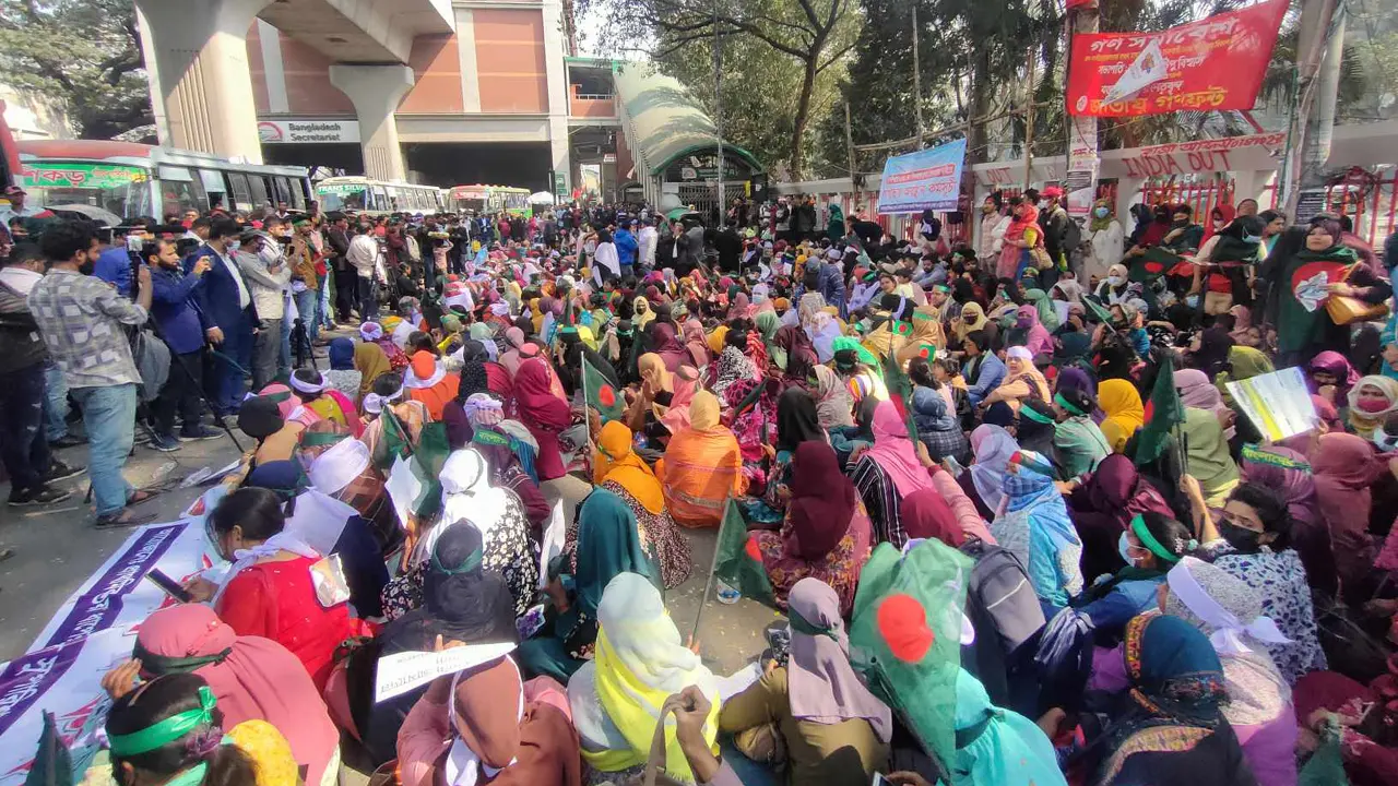 চূড়ান্ত নিয়োগের দাবিতে প্রাথমিক শিক্ষকদের অবস্থান