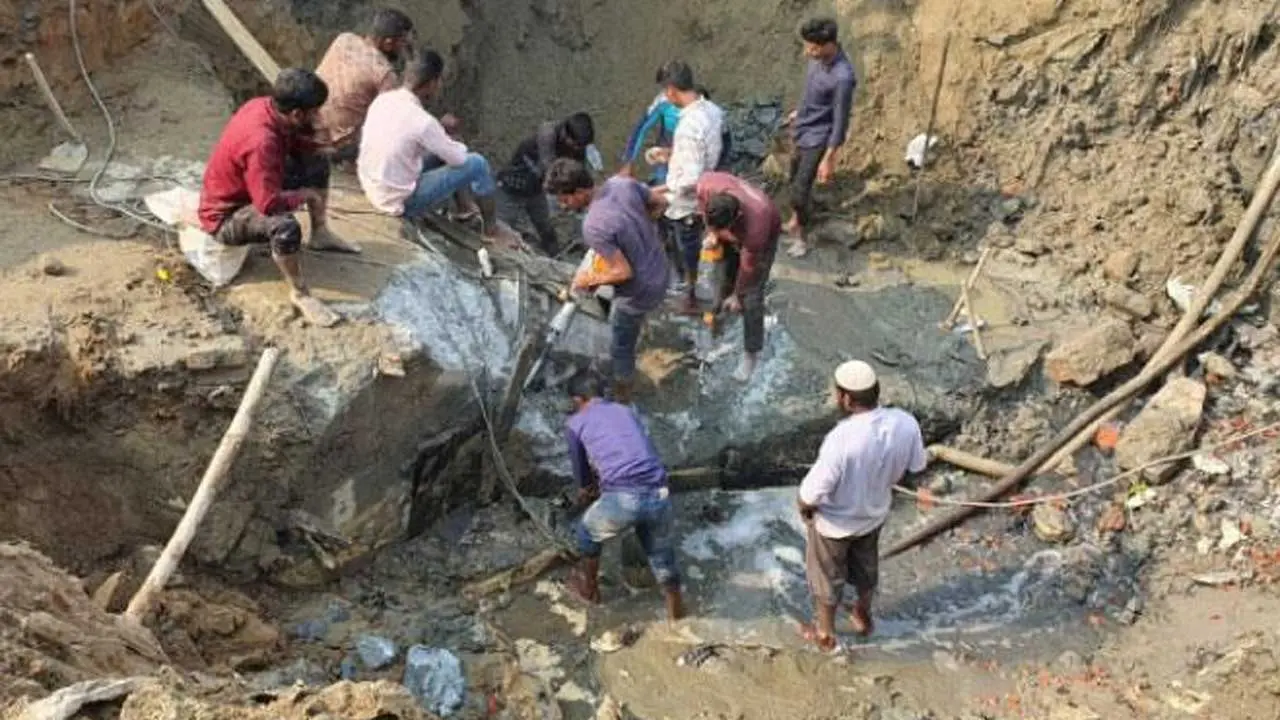 কেটে গেছে ওয়াসার পাইপ, চট্টগ্রামের অনেক এলাকায় পানি সরবরাহ বন্ধ